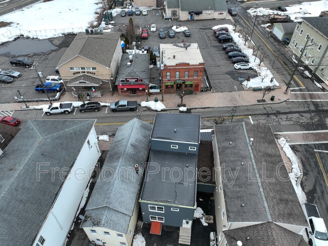 Building Photo - 130 Center St