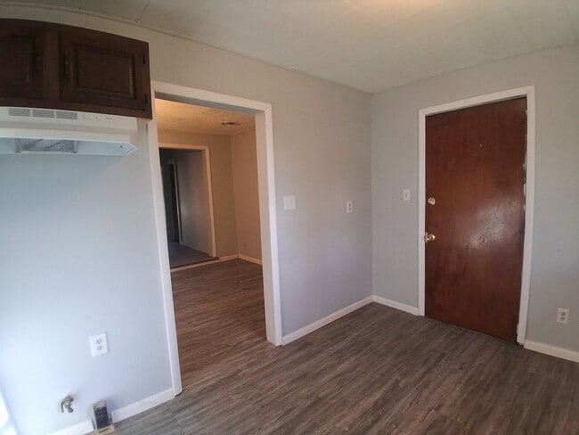 Building Photo - 904 Collett-