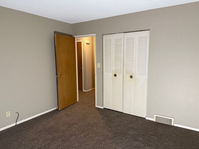 Building Photo - COMING SOON: Stunning 2-Bed/1 Bath Duplex ...