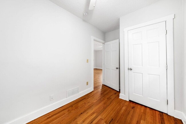 Building Photo - 1378 1/2 Indianola Ave