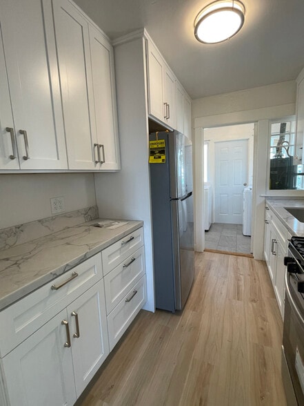 Building Photo - 515 N Burlington Ave