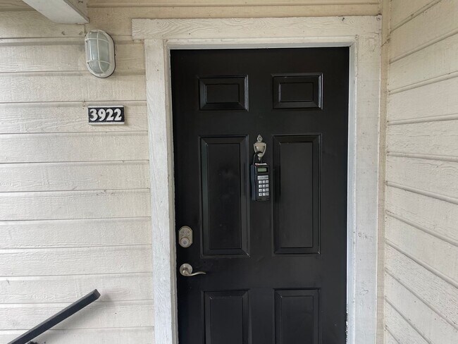 Building Photo - 2br/2ba Tradewinds Condo with Black Applia...