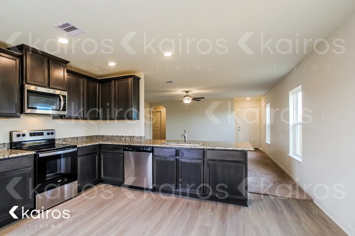 Building Photo - 5906 Sapphire Lagoon Rd