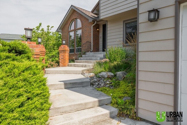 Building Photo - Spacious 4 bedroom and 3 bathroom house fo...