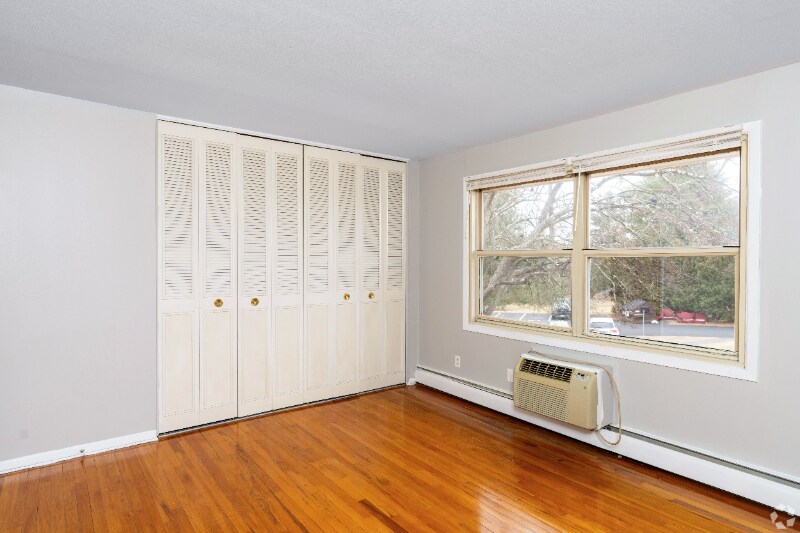 Building Photo - 14 Revere Dr