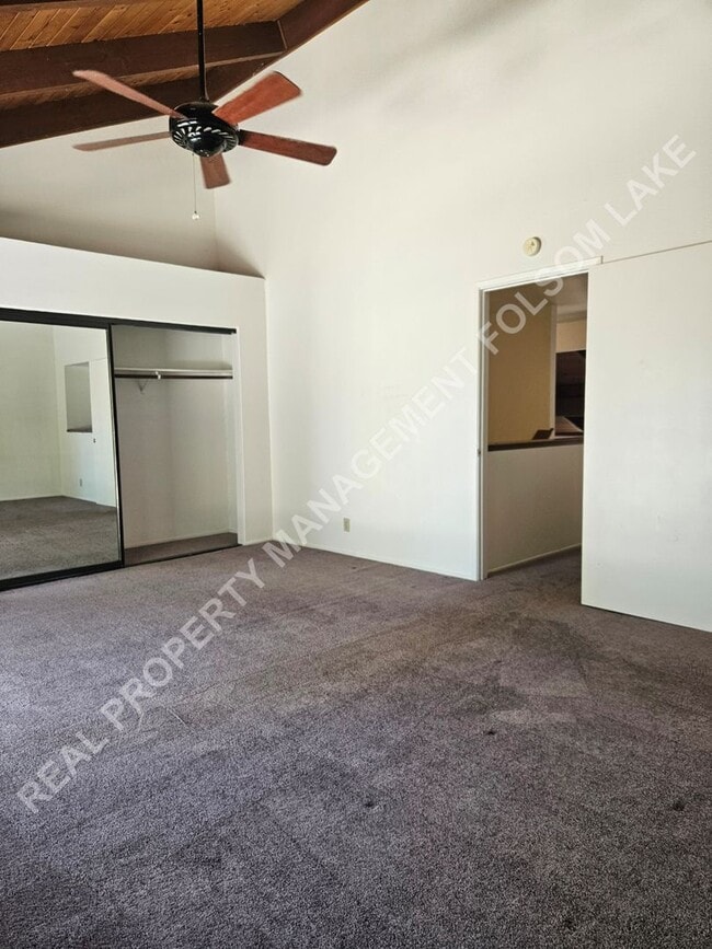 Building Photo - Spacious 3 bedroom 2.5 bath in South Davis