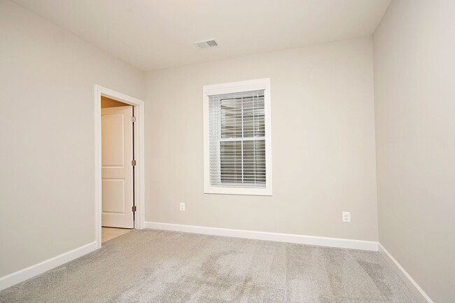 Building Photo - Spacious Cascadia Townhome With Rooftop Te...