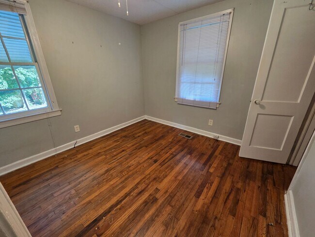 Building Photo - 5862 E Heights Dr