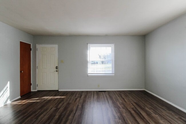 Building Photo - PRELEASING for AUGUST! Close to Campus