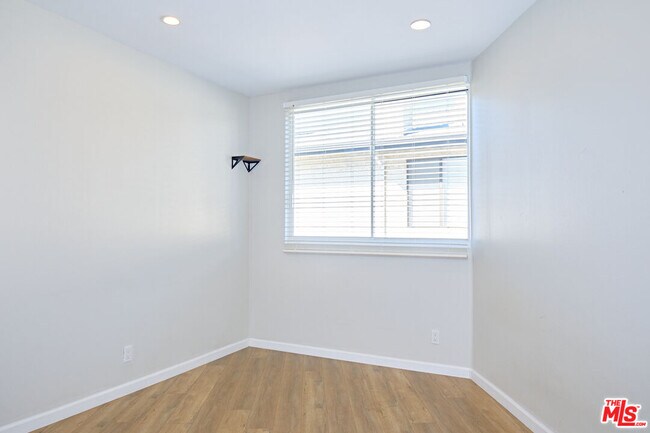 Building Photo - 842 11th St