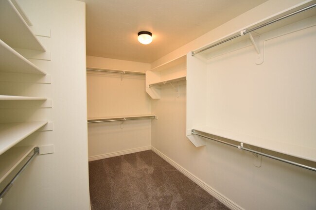 Building Photo - Beautiful 6 Bedroom Home in Riverton!