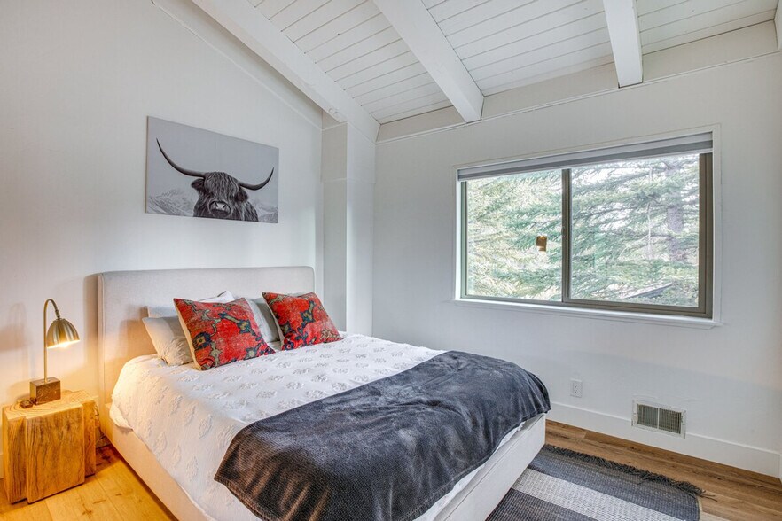 Building Photo - 574 Danube Dr