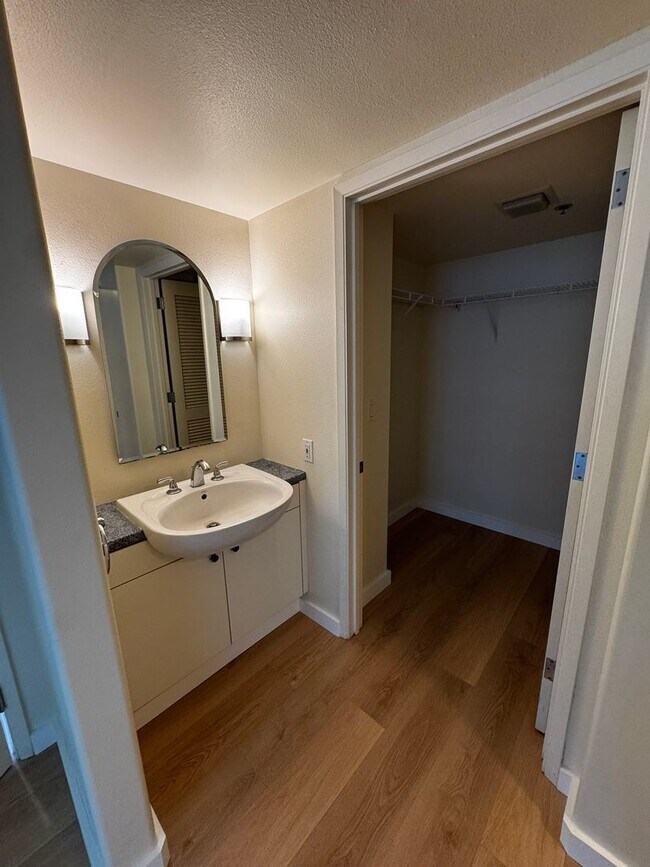Building Photo - 2/2/2 at One Archer Lane, Mountain Views, Great Location!