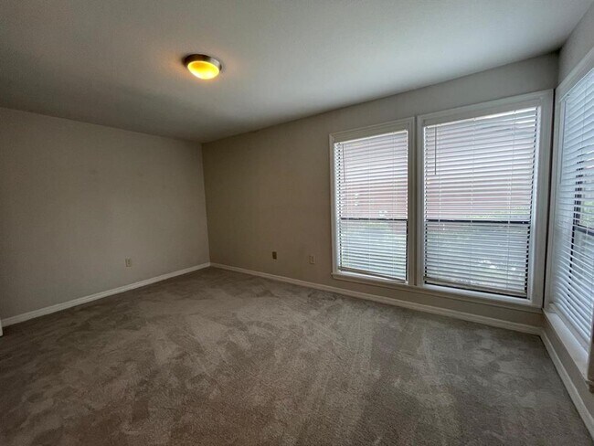 Building Photo - 614 Grenadine Ct