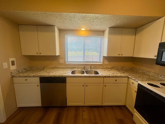 Building Photo - 4 Bedroom Home in Village 7, Centrally Loc...