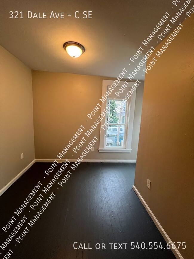 Building Photo - Upstairs 2 Bed 1 Bth Apt Close to Downtown...