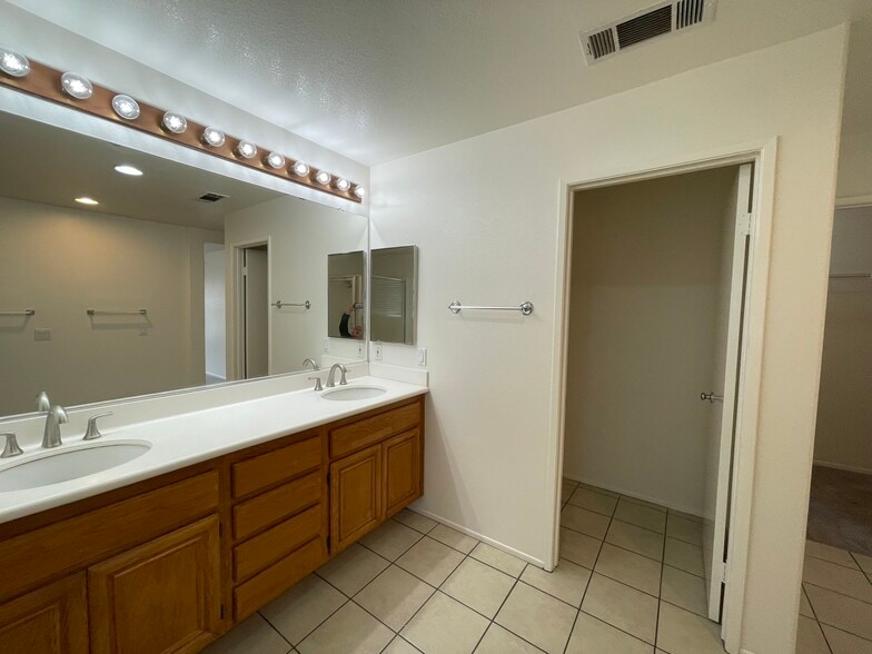 Building Photo - 2300 Jeans Ct