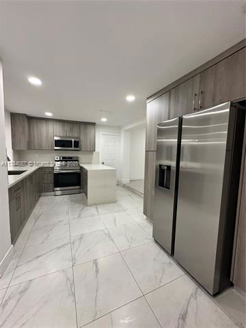 Building Photo - 380 W 32nd St