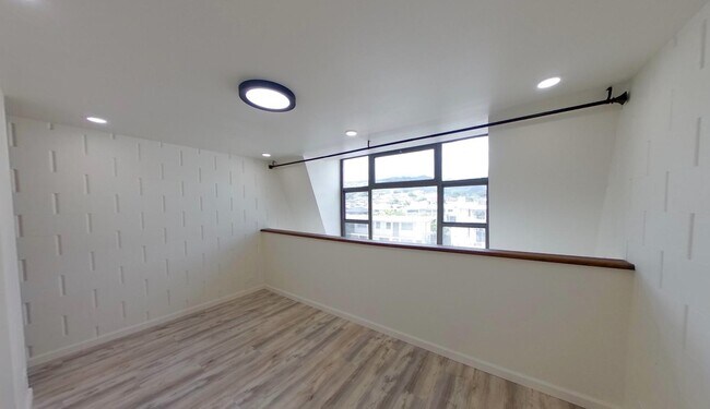 Building Photo - 2 Bed/1 Bath/1 Parking - Washer & Dryer in Unit -Close to Downtown Hon. - Near Busline