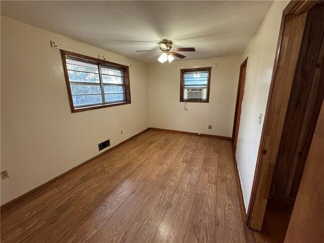 Building Photo - 556 Lamar Dr