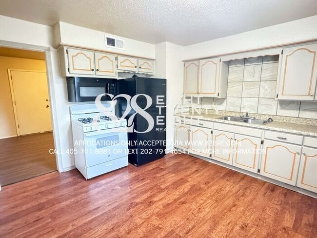 Building Photo - AVAILABLE NOW! 3 Bedroom/1 Bath Single Fam...
