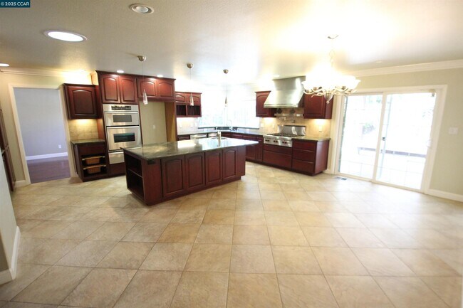 Building Photo - 898 Luxury Dr