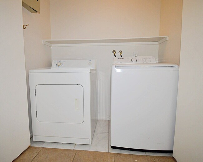 Building Photo - "Discover Your Oasis: Spacious 3-Bed Condo with Granite Touches in Palm Springs!"