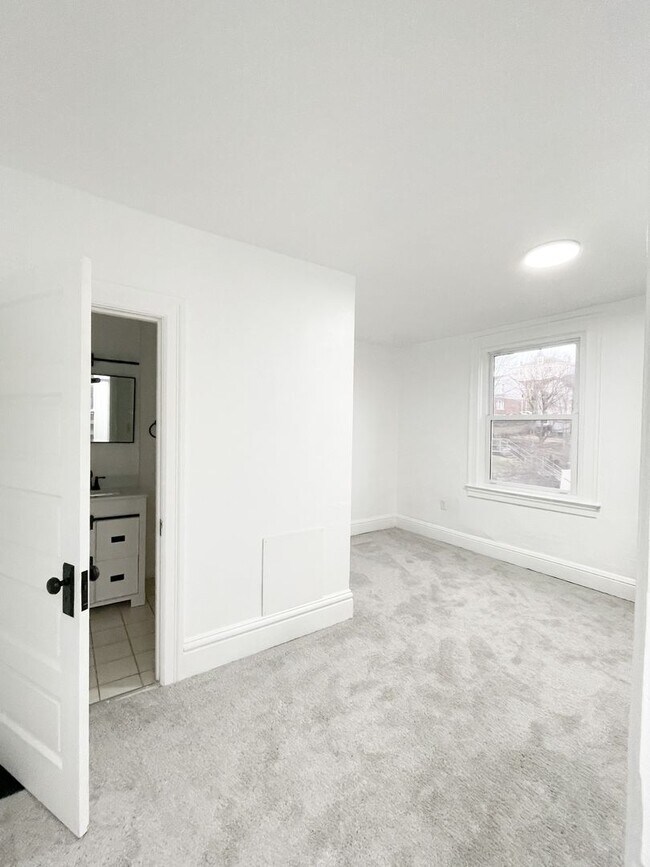 Building Photo - AVAILABLE MAY 2026 - Completely Renovated 2 Bedroom Home!