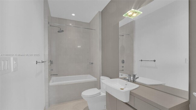 Building Photo - 200 Biscayne Blvd Way