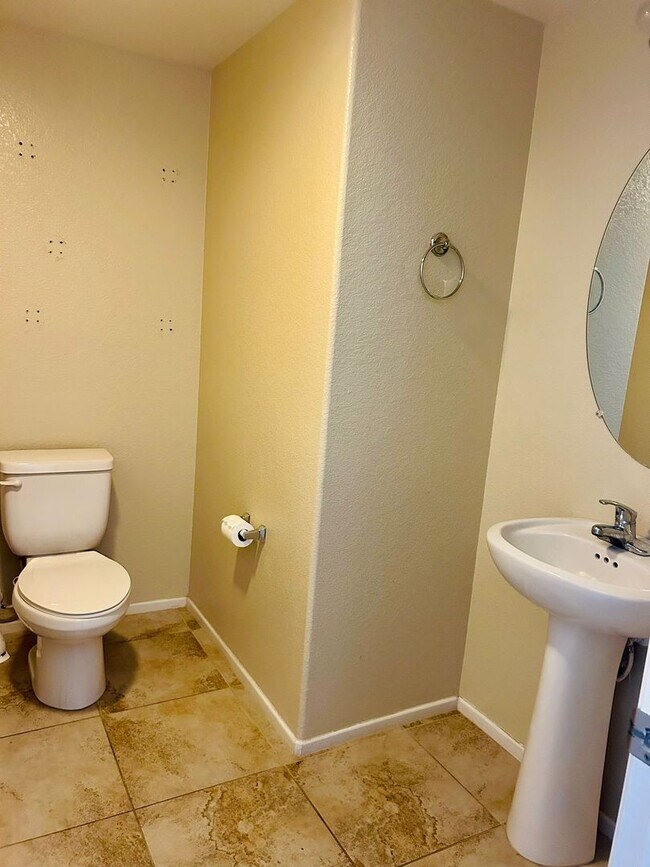 Building Photo - Beautiful TownHouse available in Brawley