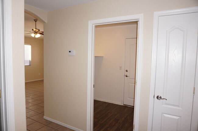 Building Photo - Popular Location, 3Bdm 2Ba Home