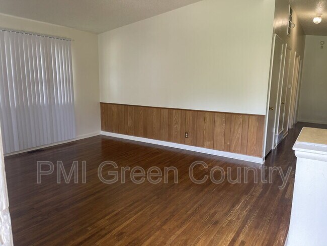 Building Photo - 5430 N Frankfort Pl