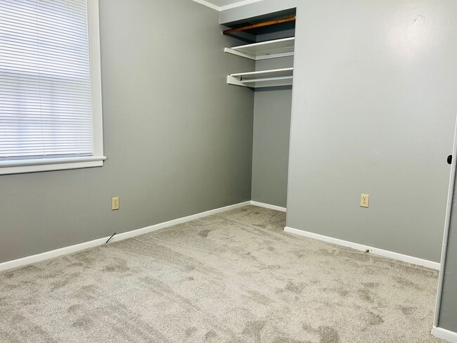 Building Photo - Move In Ready! 2 Bedroom House