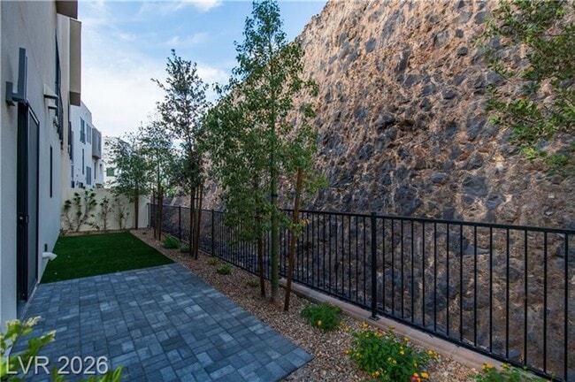 Building Photo - Modern Tri-Story Home in McDonald Highlands