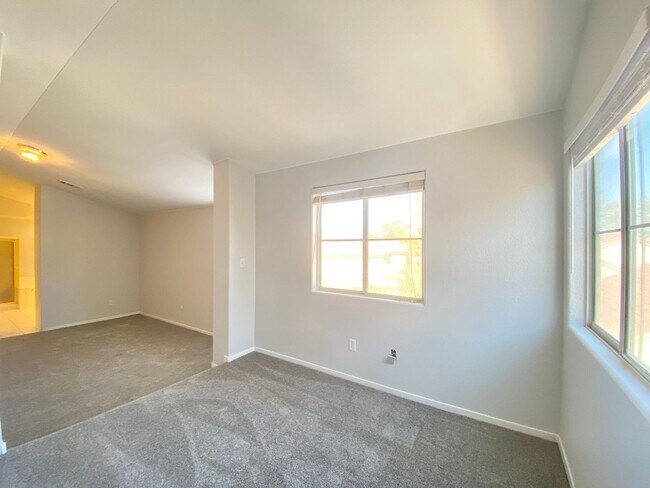 Building Photo - FANTASTIC SINGLE-FAMILY HOUSE WITH 4 BEDROOMS