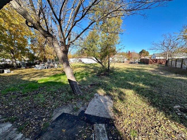 Building Photo - 1517/1519 Maple Drive