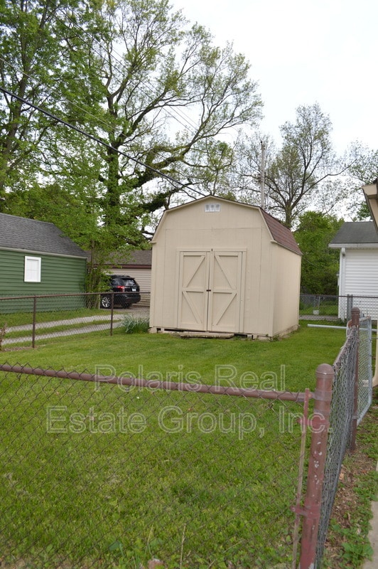 Building Photo - 6057 Rosslyn Ave