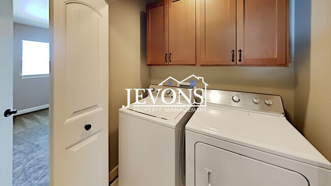 Building Photo - Spacious duplex with master bedroom, backy...