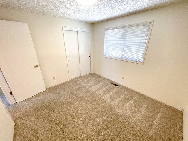 Building Photo - 3 Bedroom, 2 bath Spacious home in Moyina ...