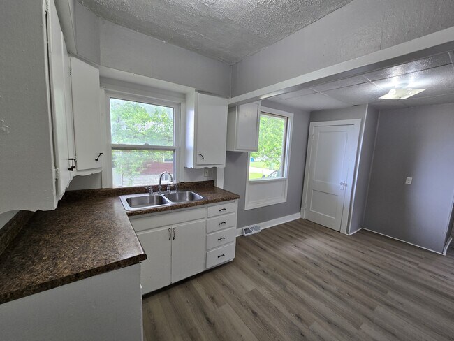 Building Photo - 512 Maynard Ave