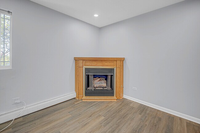 Building Photo - 5420 N Sheridan Rd