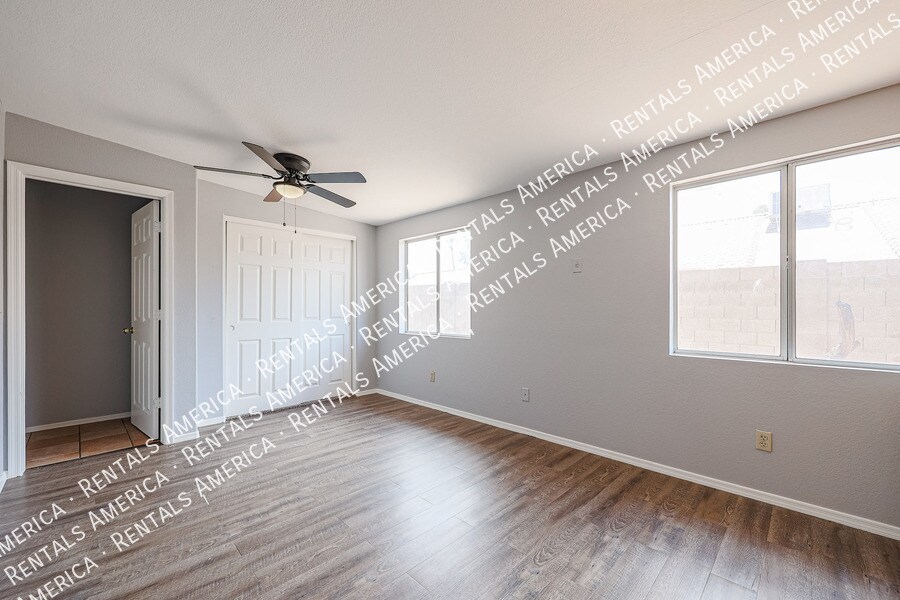 Building Photo - 5515 E Farmdale Ave