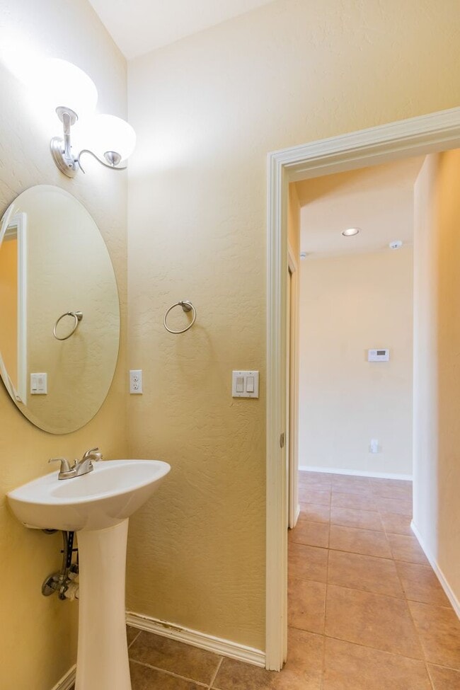 Building Photo - Beautiful Two Story House