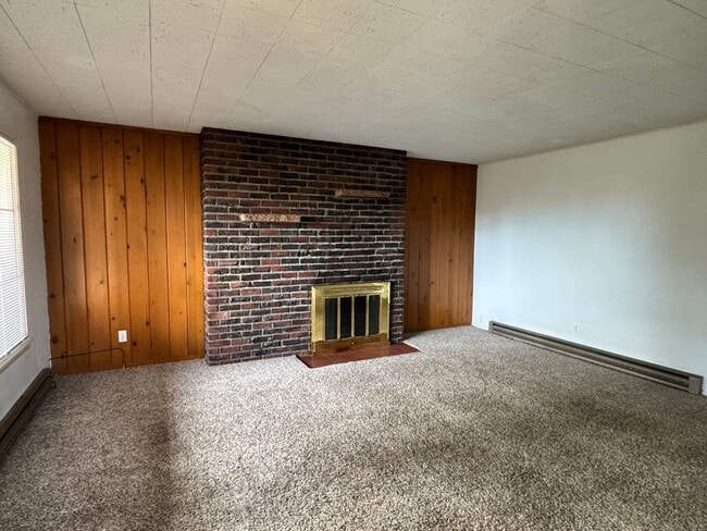 Building Photo - Near Franklin Park 2 br 1ba, stacked washer/dryer included.