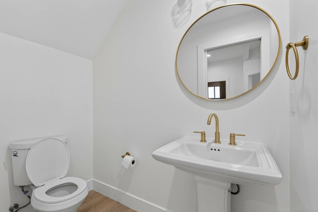 Building Photo - 678 E 45th St