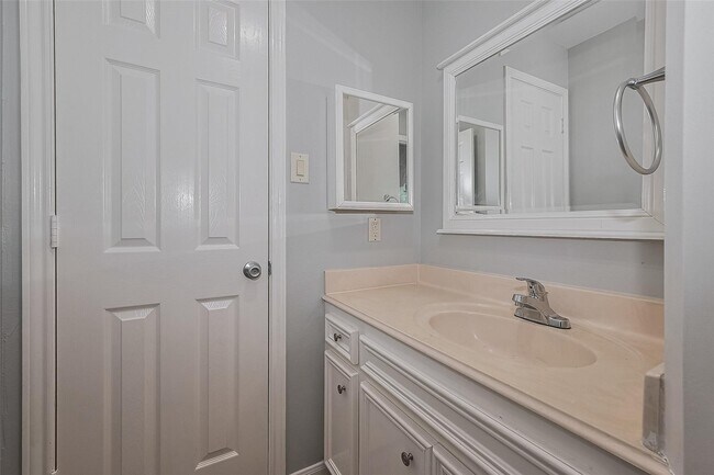 Building Photo - 9631 Highland Pointe Dr
