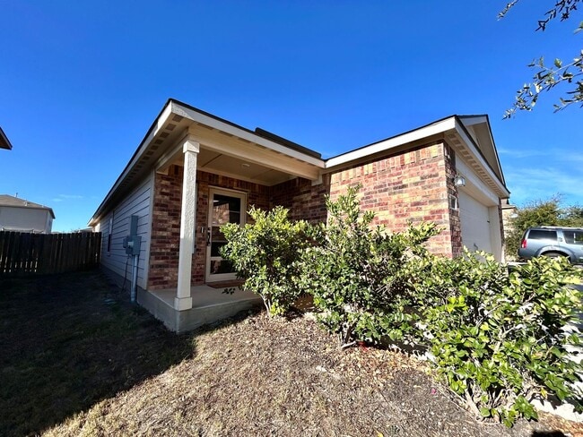 Building Photo - Comfortable 3 Bed / 2 Bath Home with Washer & Dryer and 2-Car Garage