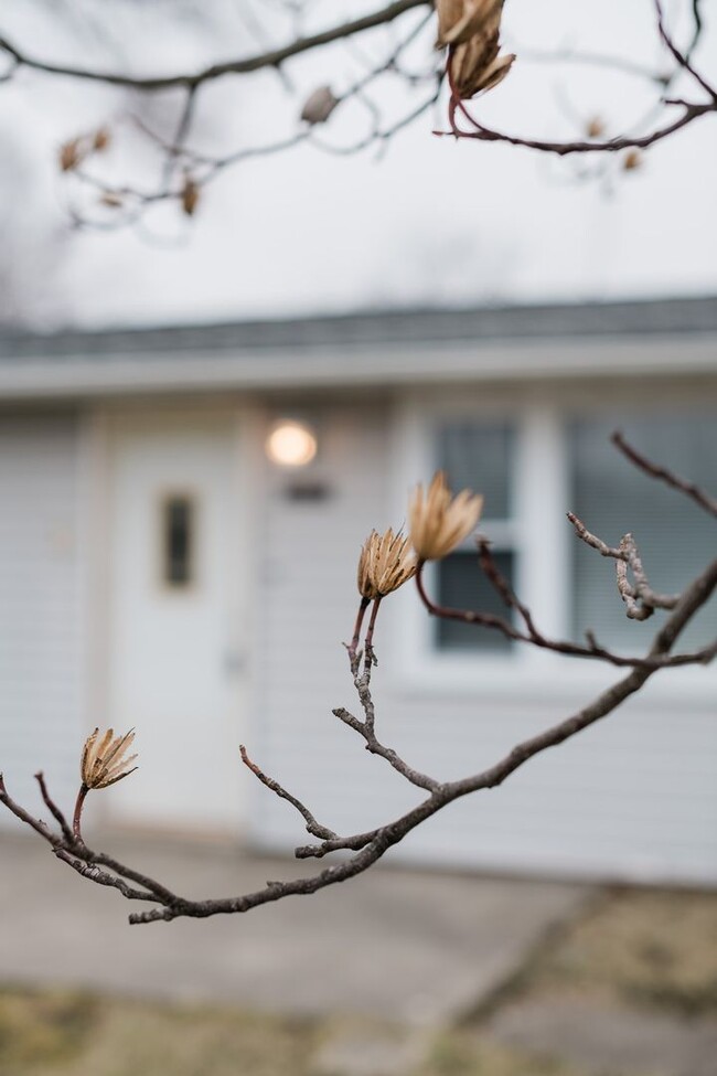 Building Photo - 3 Bedroom / 1 Bathroom Home for Rent in Crown Point