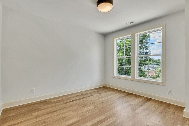 Building Photo - 660 Vernon Ave