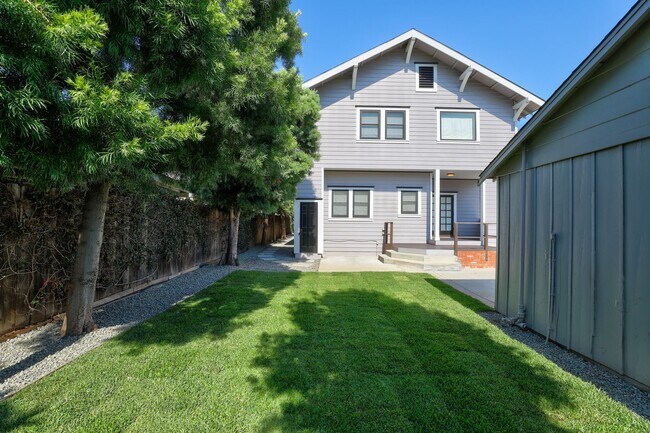 Building Photo - Gorgeous Home in Old Towne Orange